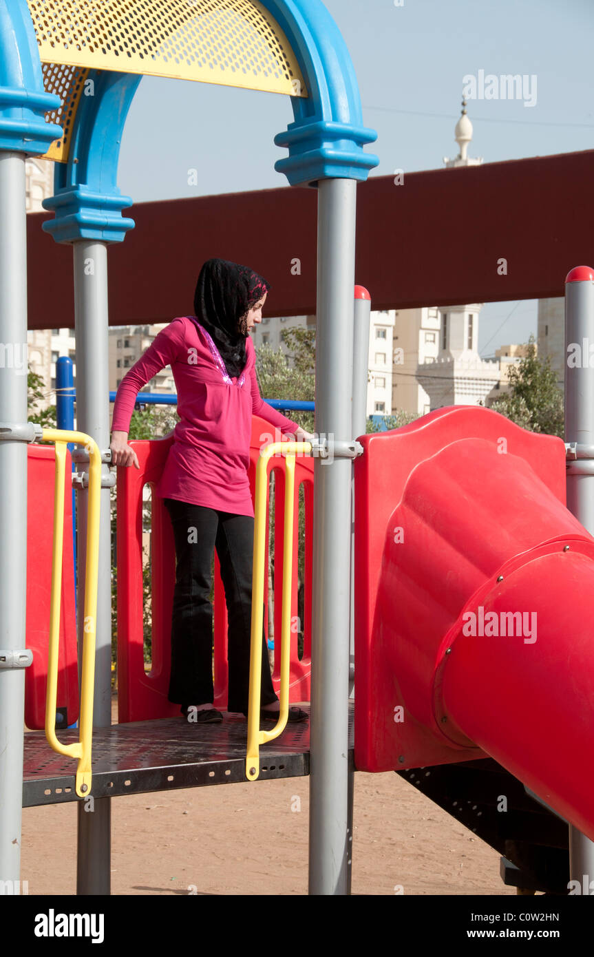 Il Libano. Mamma MUSULMANA IN UN PARCO GIOCHI A TRIPOLI Foto Stock