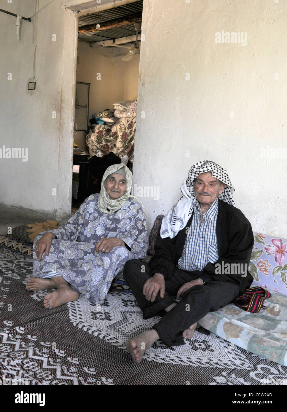Coppia di anziani a raduni palestinese vicino al pneumatico, Libano Foto Stock