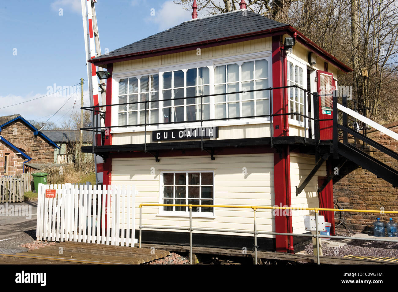 Tradizionale segnale ferroviario casella a Carlisle a Settle railway Foto Stock