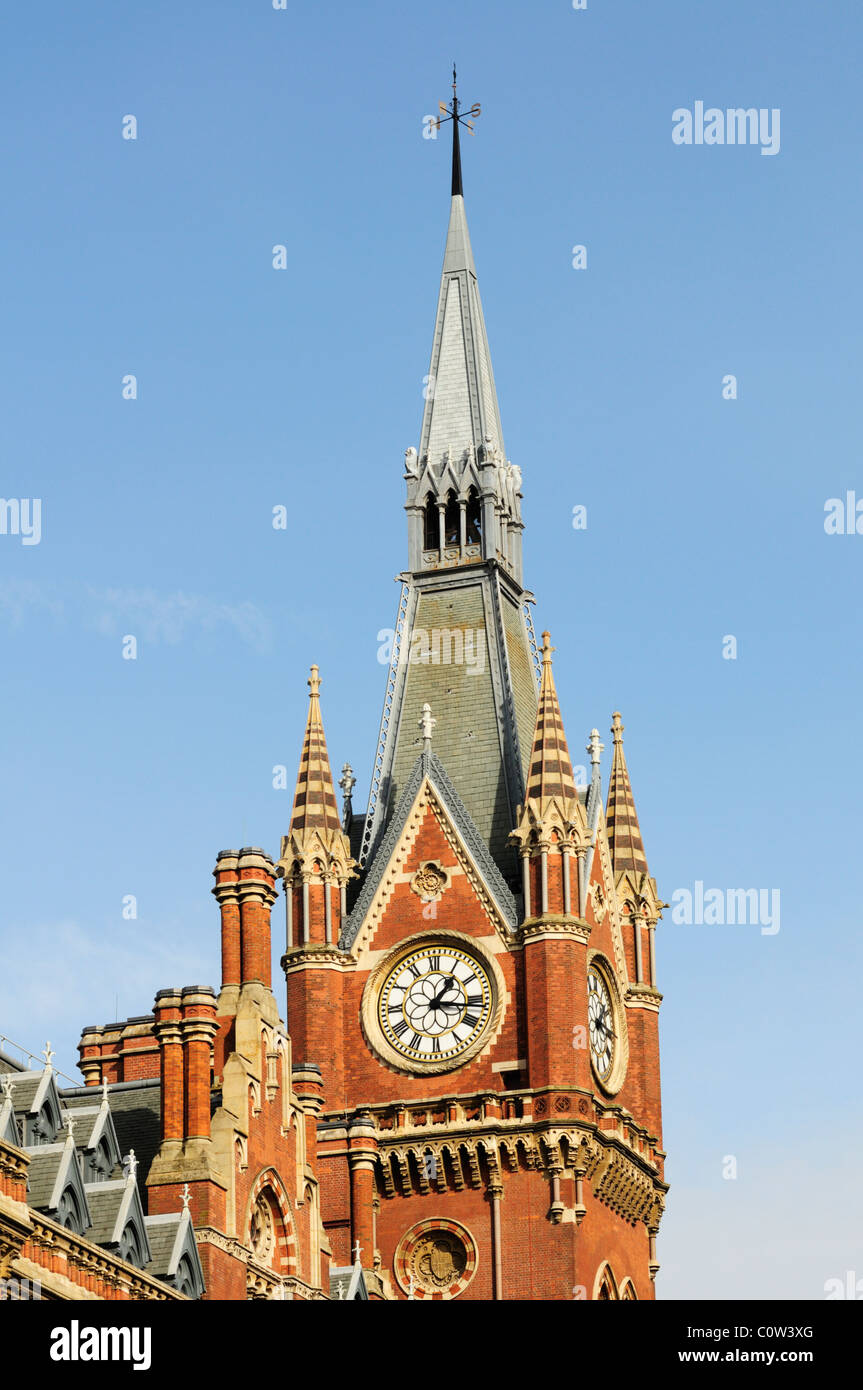 Dettaglio della Torre dell'orologio della stazione di St Pancras, Euston Road, Londra, Inghilterra, Regno Unito Foto Stock