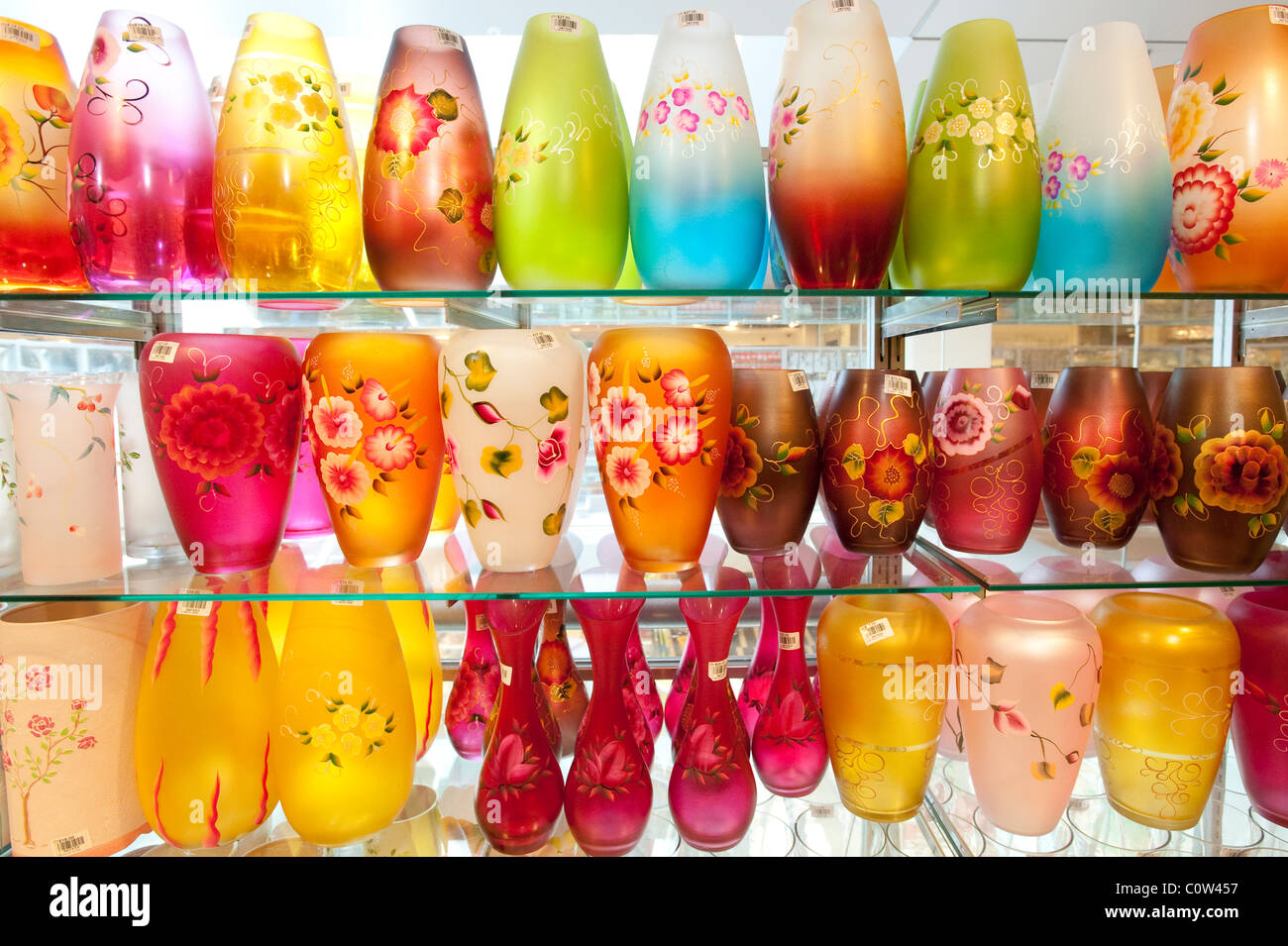 Impilati in stile bazaar dipinto luminosamente vasi in ventiquattro ore di un giorno Mustafa Centre department store in Little India, Singapore Foto Stock