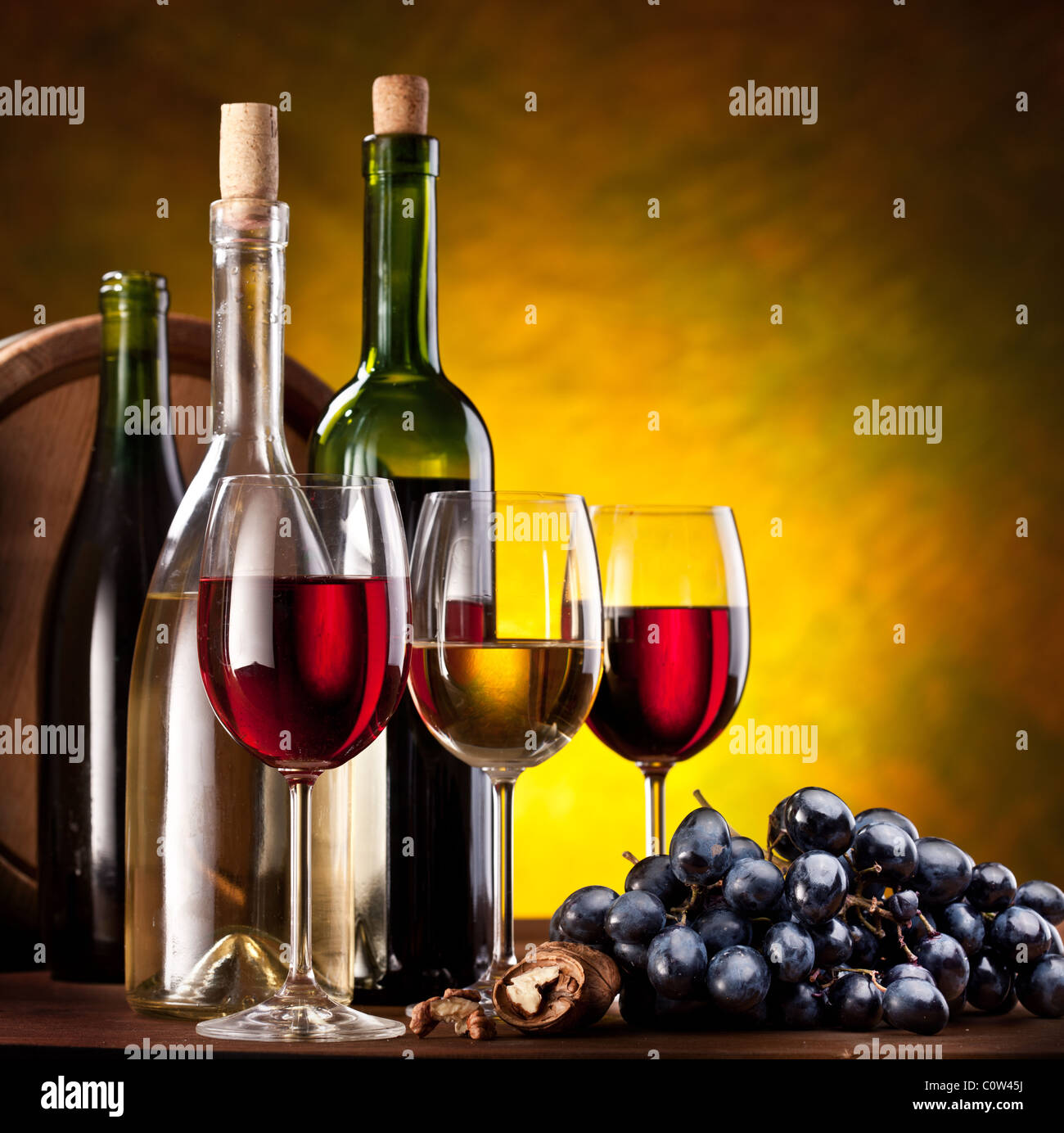 Natura morta con bottiglie di vino, bicchieri e botti di rovere. Foto Stock