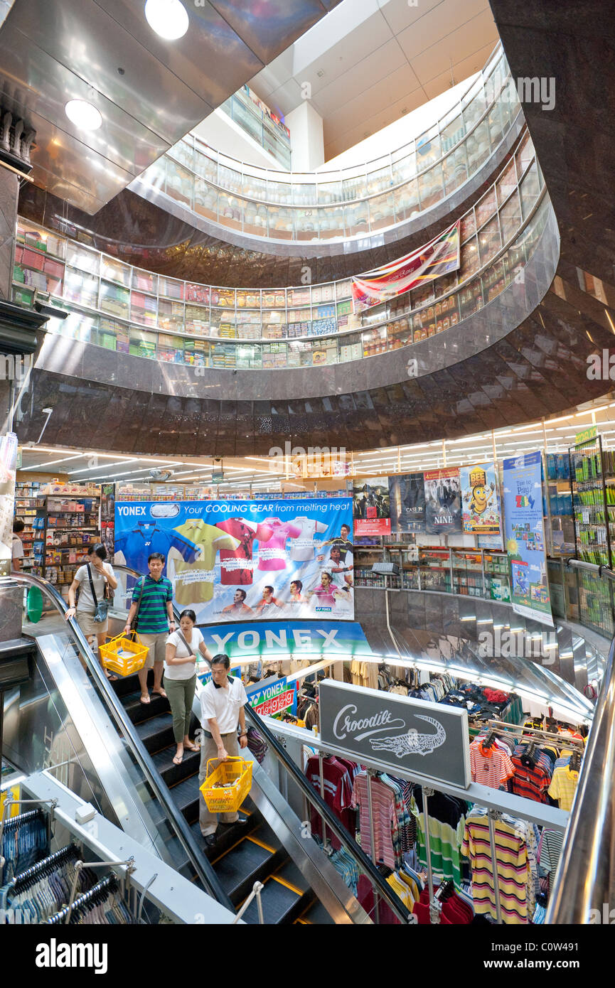 Mustafa Centre; un unico multi piano stile bazaar department store in Little India di Singapore Foto Stock