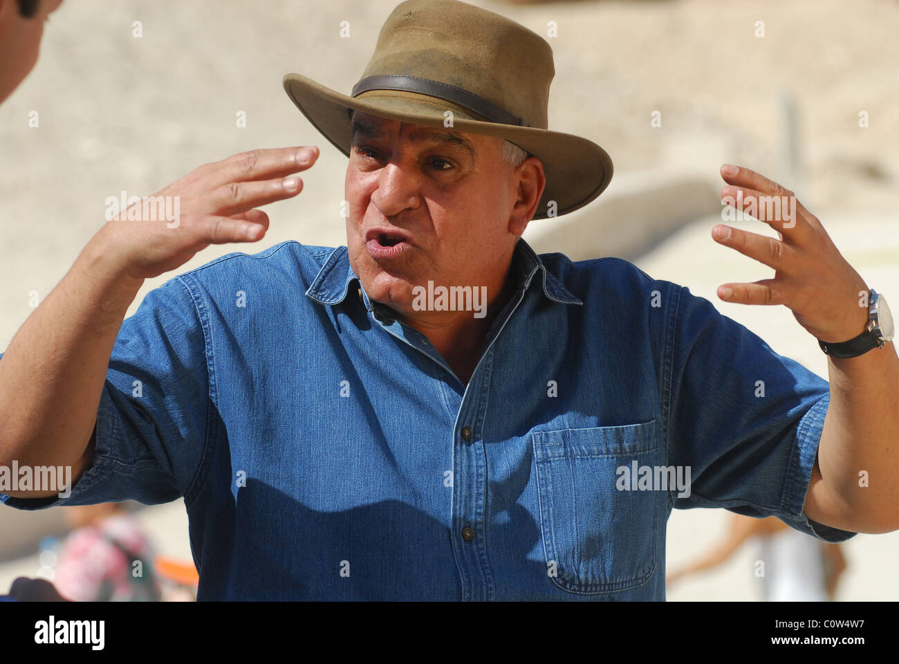 Zahi Hawass, direttore del Consiglio Supremo delle Antichità in Egitto, al di fuori della tomba di Tutankhamon nella Valle dei Re Foto Stock