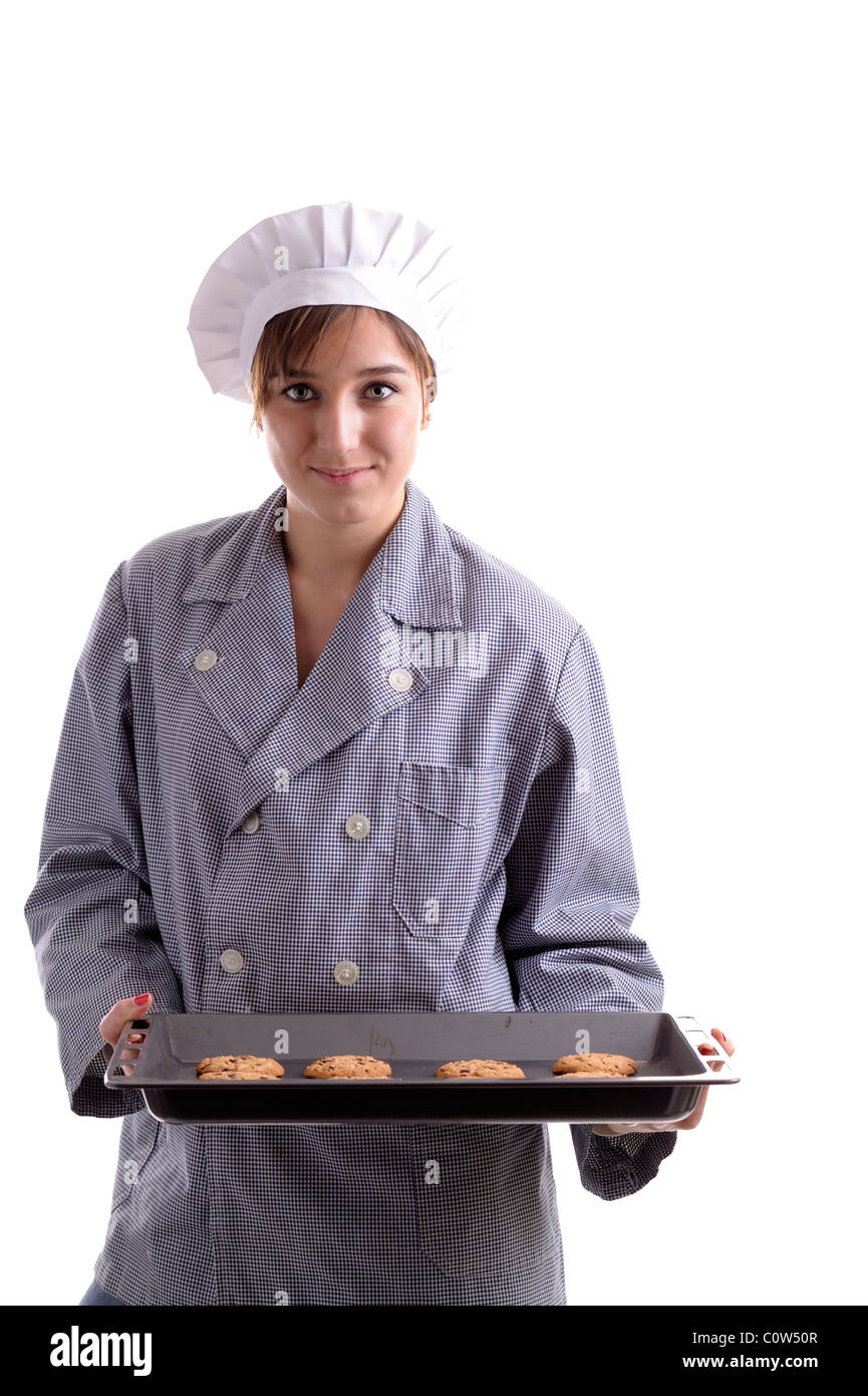 Giovane cuoco femmina presentante una piastra piena di biscotti al cioccolato. isolato su bianco Foto Stock