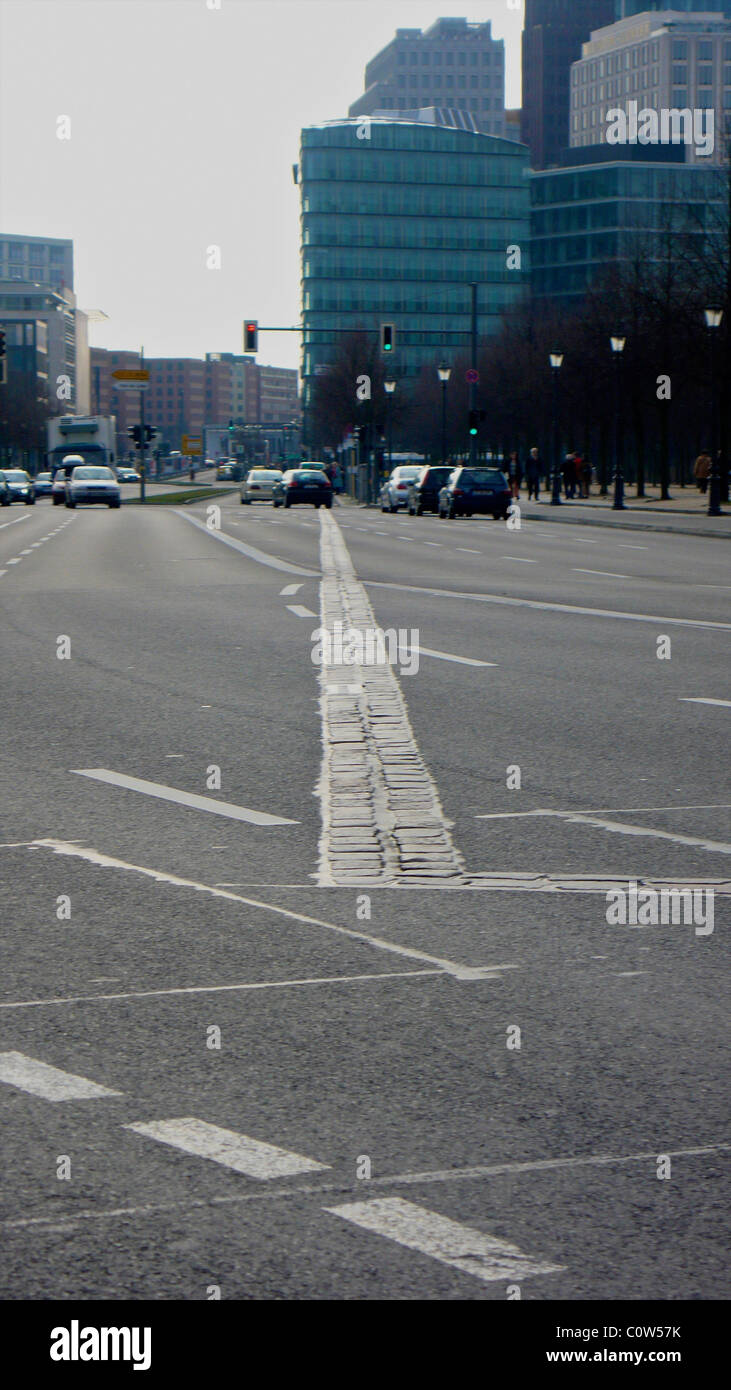 Il percorso del muro di Berlino su strada moderna Foto Stock