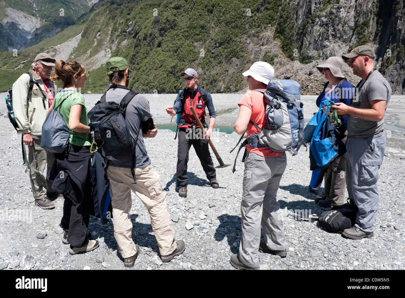 Un ghiacciaio Fox passeggiata guidata colloqui di leader di un gruppo prima di camminare sul ghiacciaio Fox sull'Isola Sud della Nuova Zelanda West Coast Foto Stock