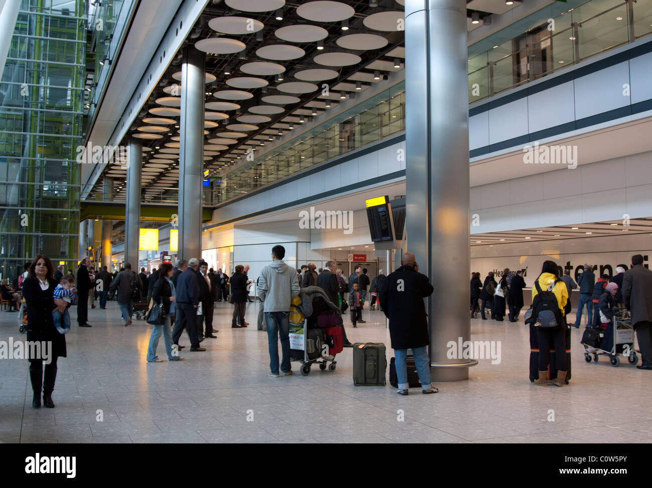 Sala Arrivi - Terminale 5 - Aeroporto di Heathrow - Londra Foto Stock