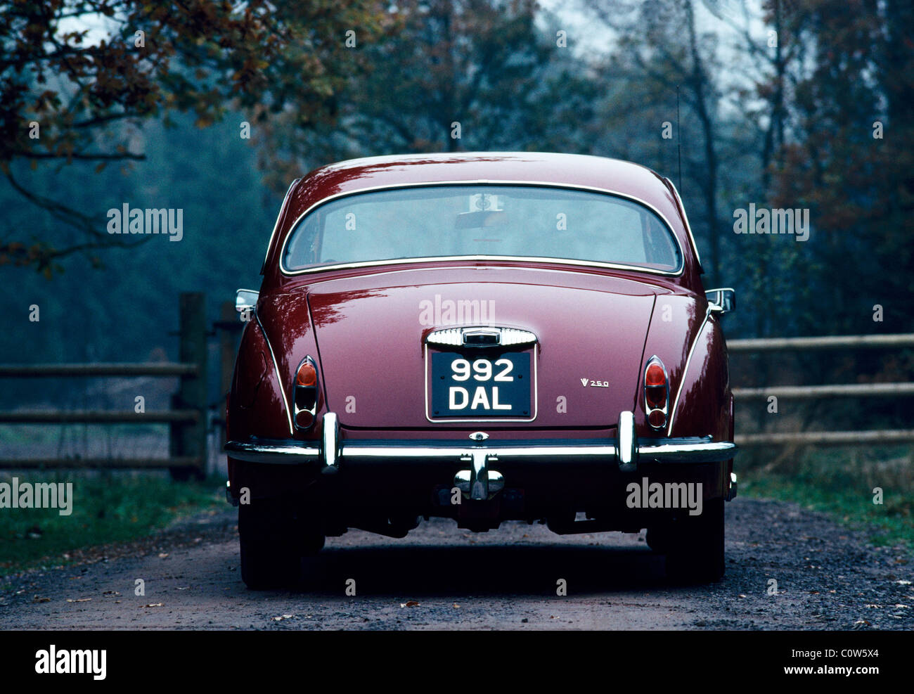 1969 Jaguar Daimler V8 250 parcheggiate nel vicolo del paese Foto Stock