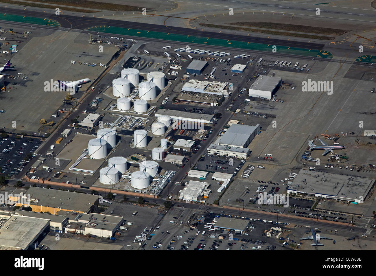 Vista aerea sopra il combustibile da aviazione serbatoi di stoccaggio Aeroporto Internazionale di Los Angeles in California Foto Stock