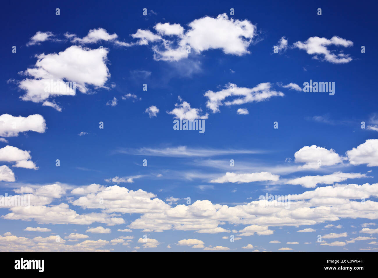 Nuvole sparse nubi e cielo blu su rural western Oklahoma. Foto Stock