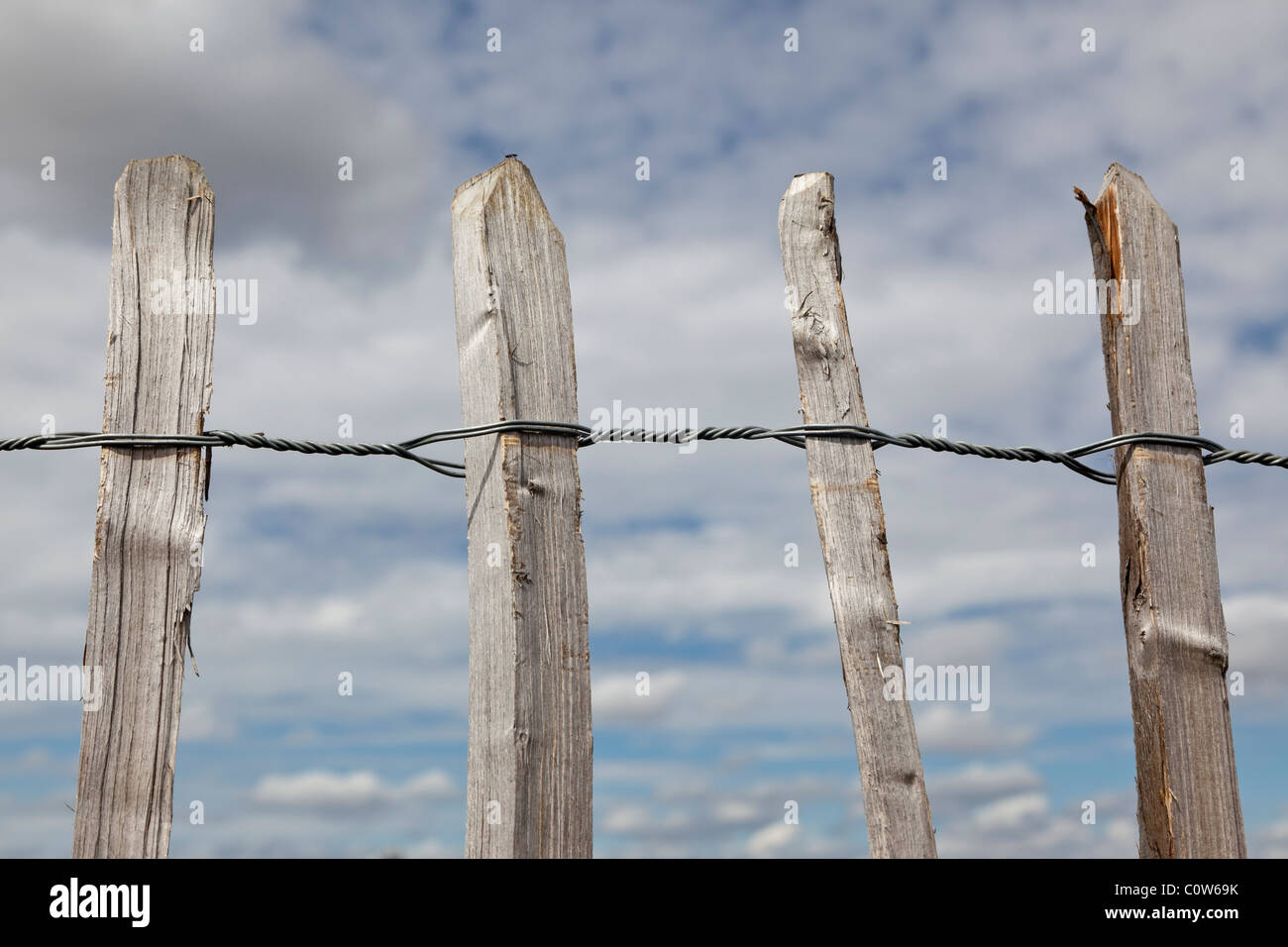 Picket Fence contro e cielo molto nuvoloso Foto Stock