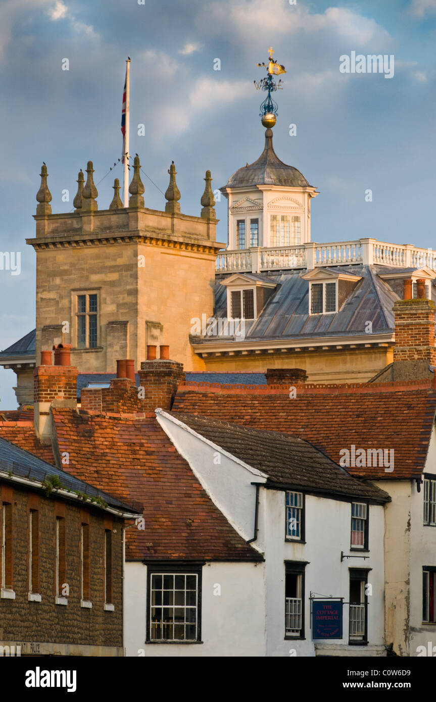 Abingdon sky-line nei primi mesi del caldo sole autunnale Foto Stock