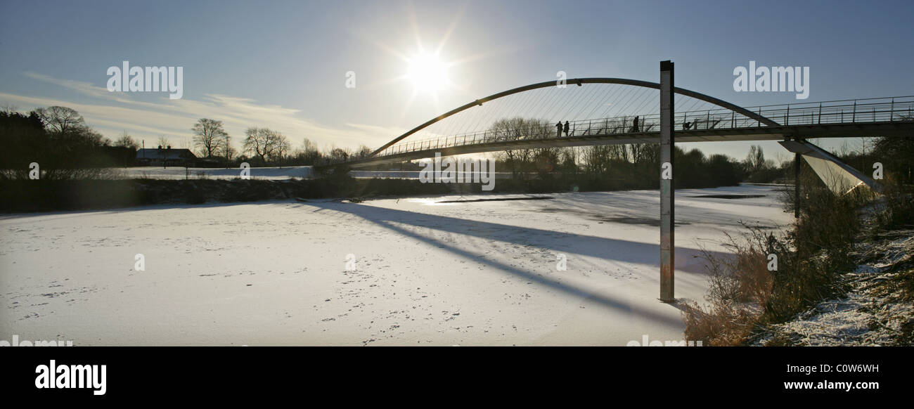 Il Millennium Bridge oltre il fiume congelato Ouse in York, North Yorkshire, Inghilterra. Foto Stock