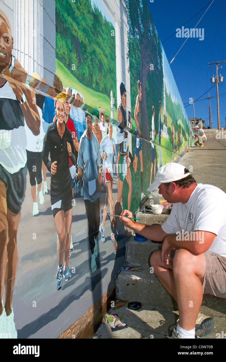 Artista pittura di un murale in Vicksburg, Mississippi, Stati Uniti d'America. Foto Stock