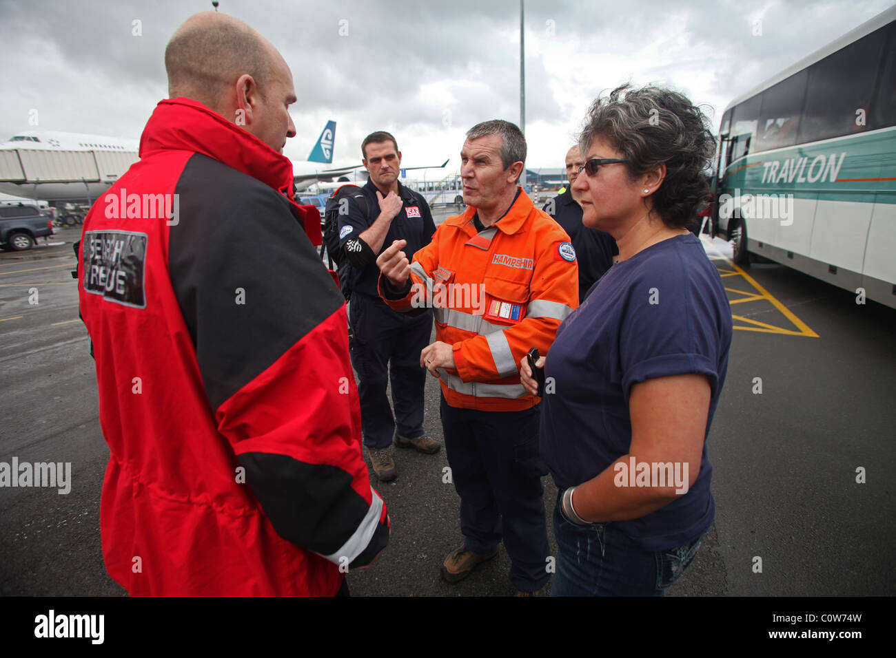 Alto Commissario Vicki Treadell incontra britannico di ricerca urbana e la squadra di salvataggio all'aeroporto di Christchurch, dopo 6.3 terremoto Foto Stock