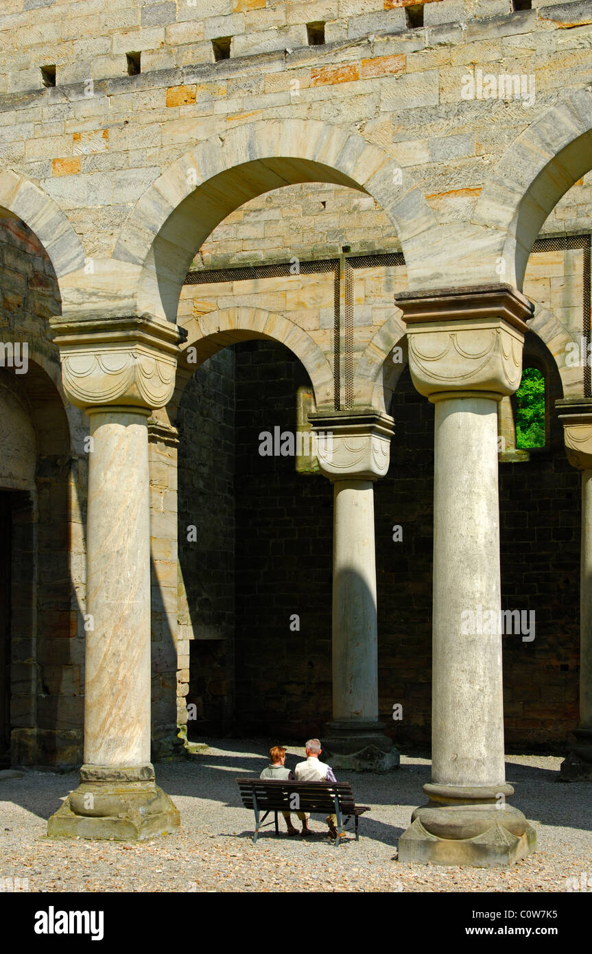 Colonnato di romanico colonne rotonde, ex monastero benedettino Paulinzella,Turingia, Germania Foto Stock