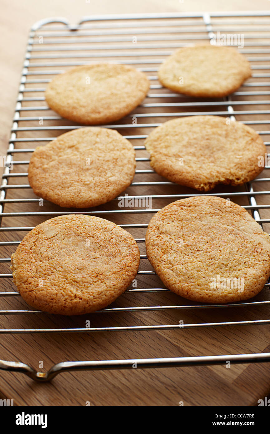 Cookies i biscotti su una griglia di raffreddamento Foto Stock