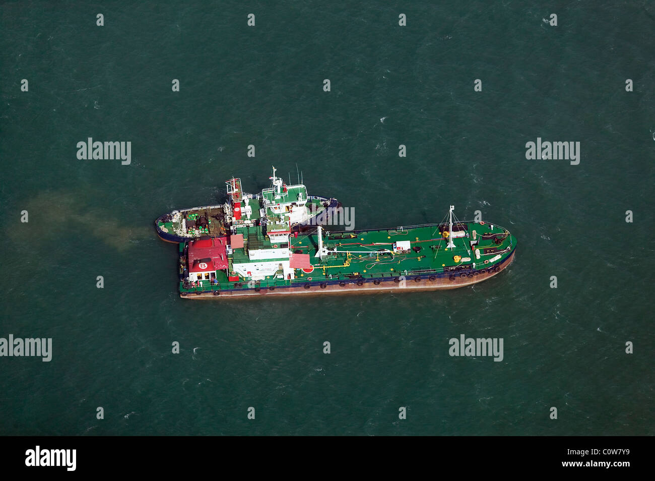 Foto aerea rimorchiatore ancorato alla petroliera Panama Foto Stock