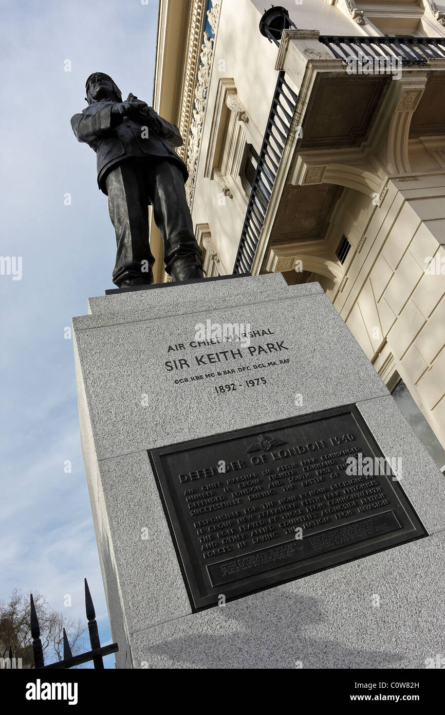 La statua di Sir Keith Park, difensore di Londra. Situato in Waterloo Place, Londra, Inghilterra. Foto Stock