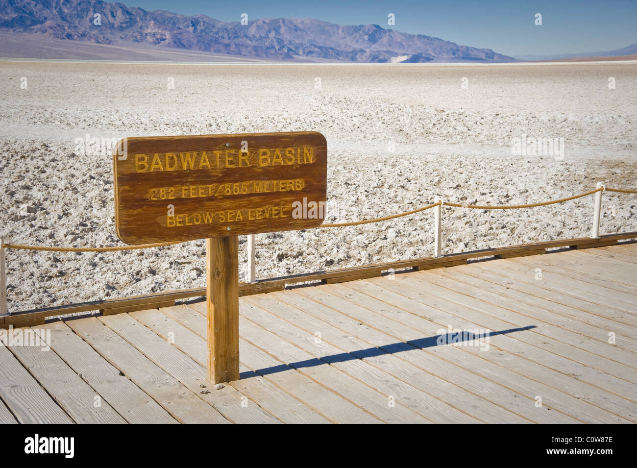 Bacino Badwater segno, Parco Nazionale della Valle della Morte, California USA Foto Stock