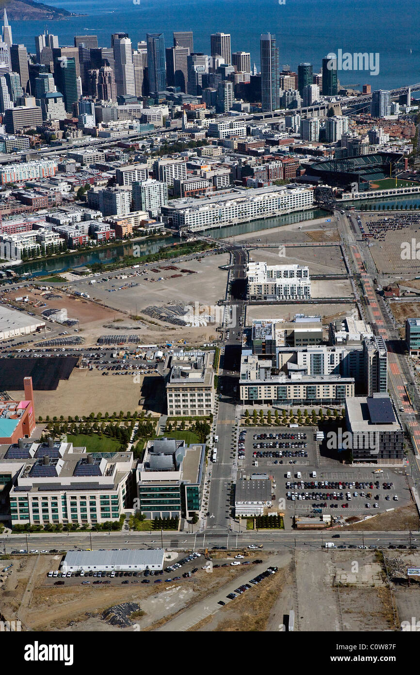 Vista aerea al di sopra di Mission Bay district verso il centro cittadino di San Francisco in California Foto Stock