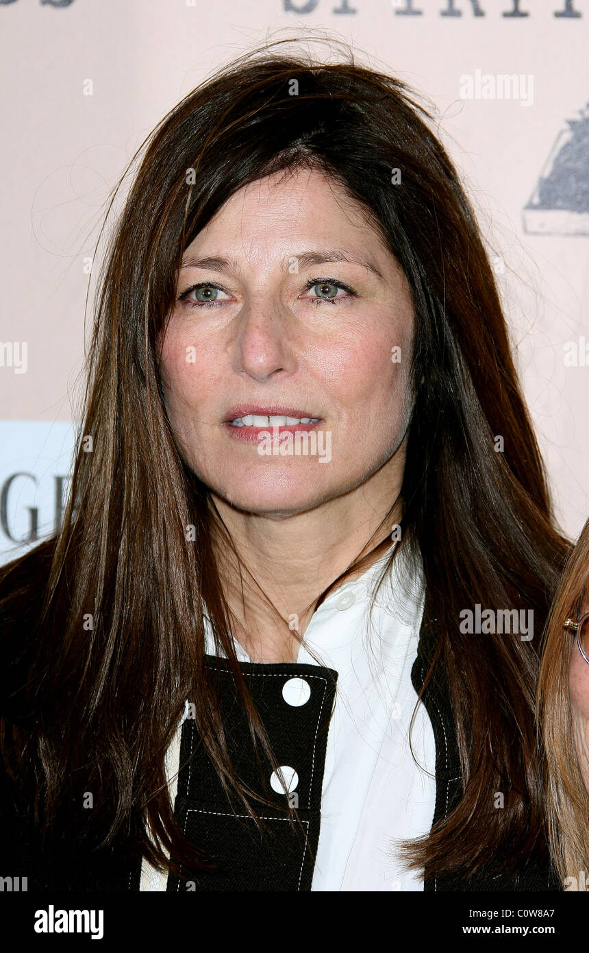 CATHERINE KEENER 2011 FILM INDEPENDENT SPIRIT AWARDS PRESS ROOM LOS ANGELES CALIFORNIA USA 26 febbraio 2011 Foto Stock