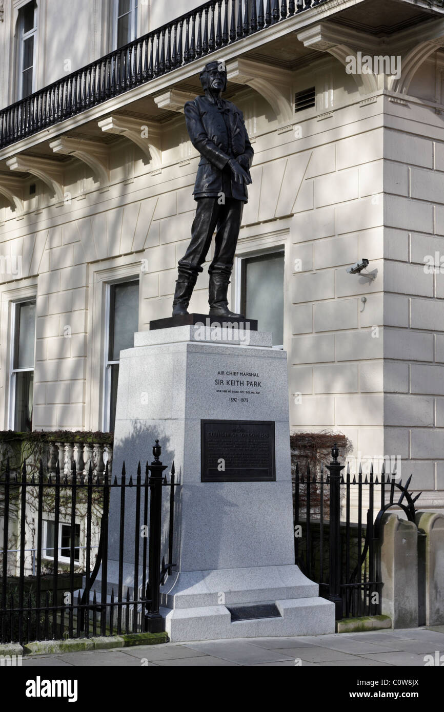 La statua di Sir Keith Park, difensore di Londra. Situato in Waterloo Place, Londra, Inghilterra. Foto Stock