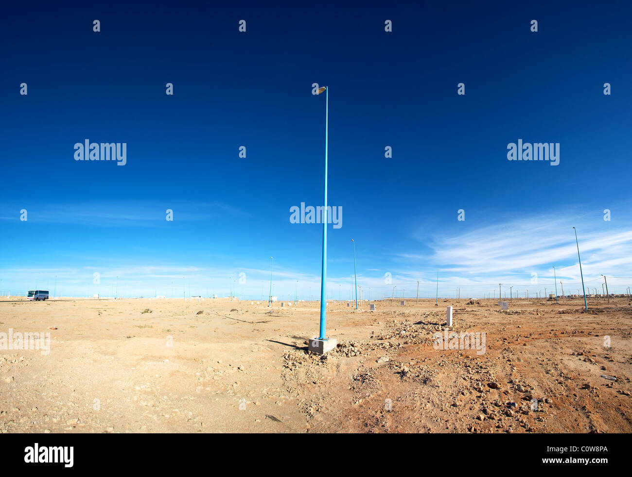 La veduta urbana di un futuro nuovo zona residenziale in Ad Dakhla con nessun case ma le luci di strada. Sud Marocco Foto Stock