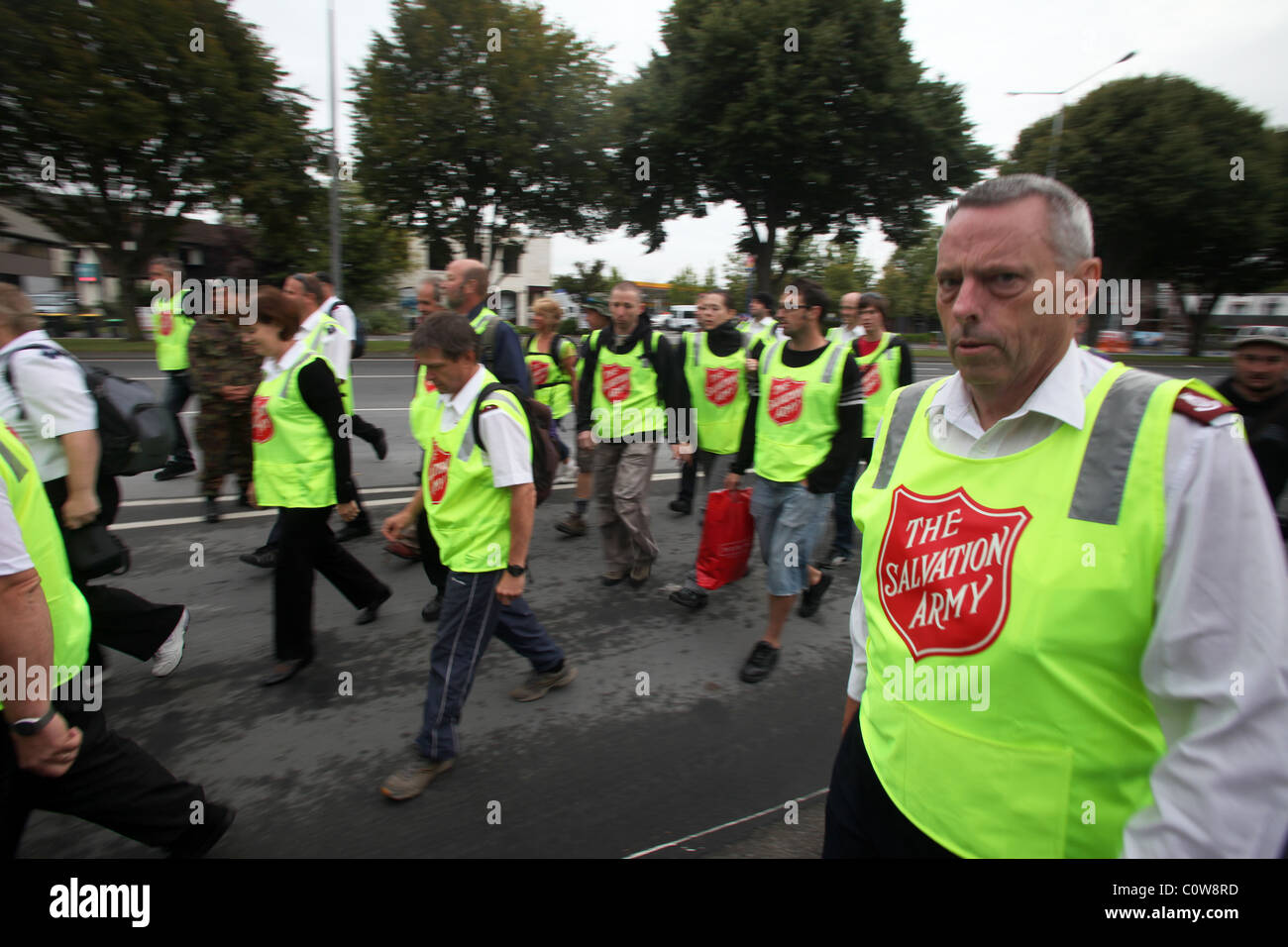 Benessere degli ufficiali dell'Esercito della Salvezza a piedi in cordon, Christchurch in Nuova Zelanda dopo il 6.3 terremoto di magnitudine Foto Stock