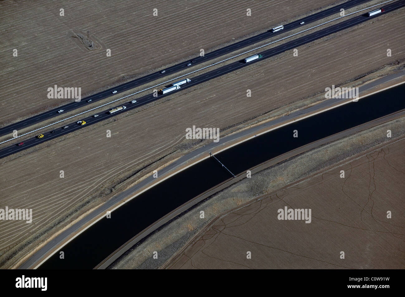 Vista aerea al di sopra della Interstate I-5 acquedotto Central Valley in California Foto Stock