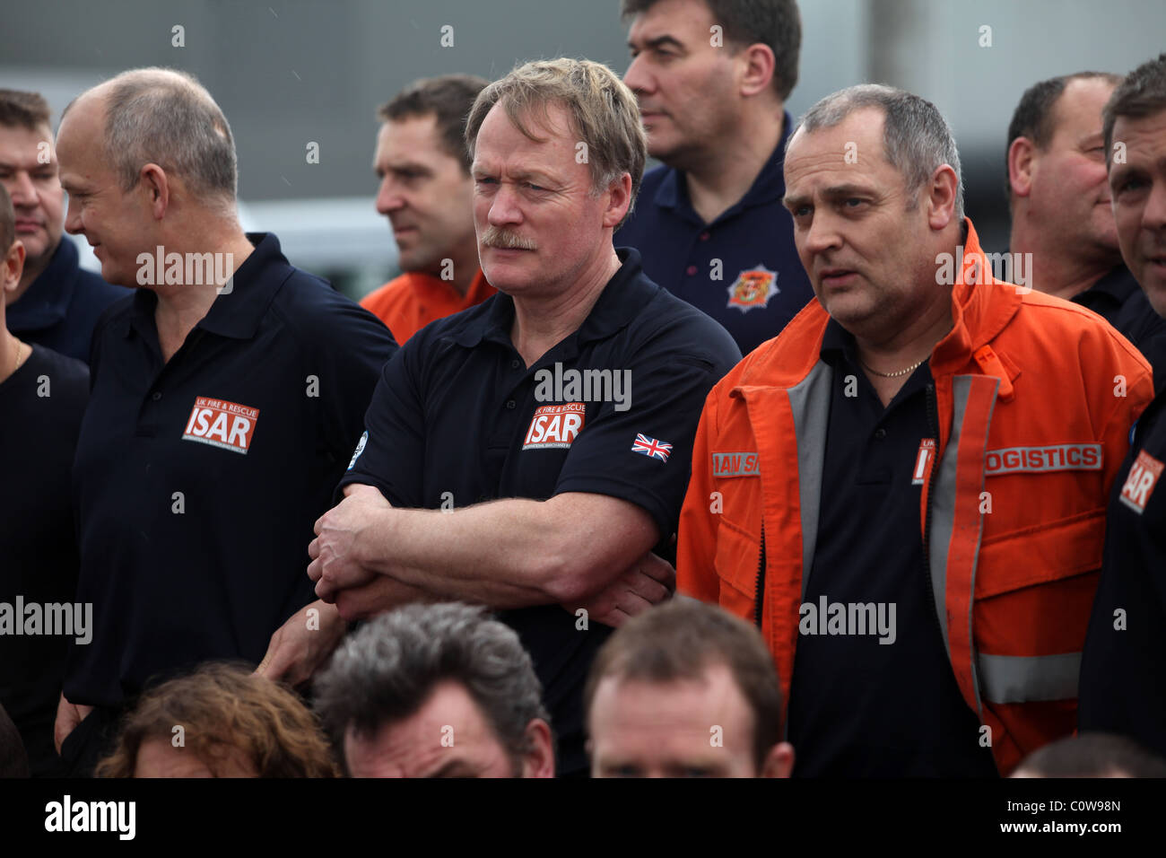 Membri della British ricerca urbana e la squadra di salvataggio arrivano all'aeroporto di Christchurch dopo il 6.3 terremoto di magnitudine. Foto Stock