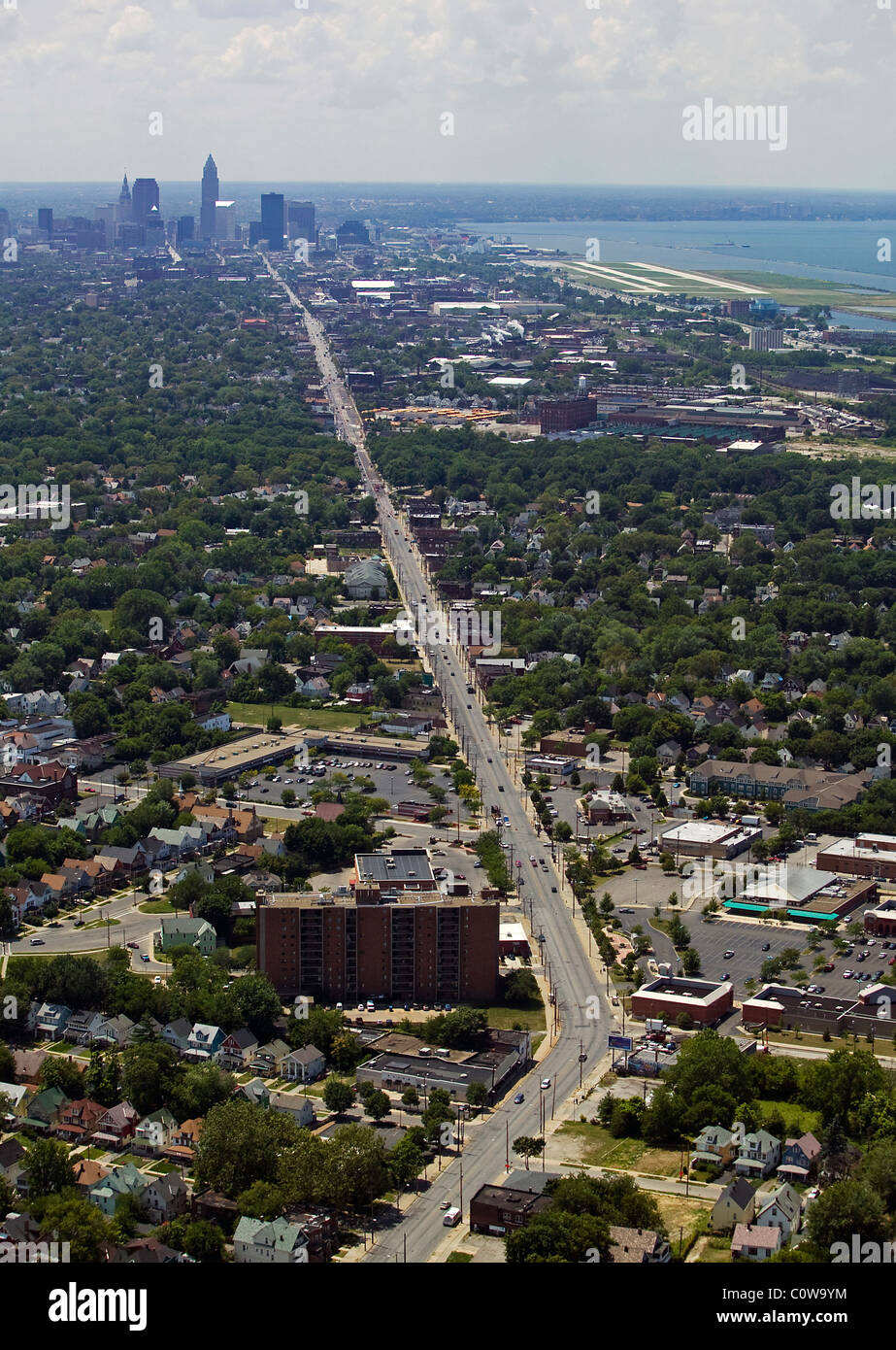 Vista aerea sopra il lato est avenue verso il centro di Cleveland Ohio Foto Stock