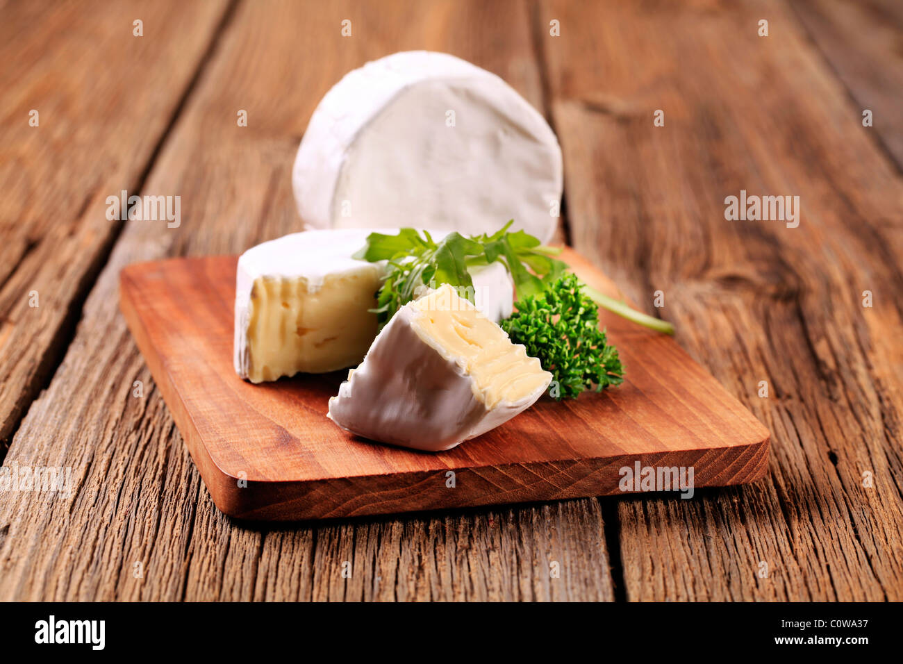 La scorza di bianco formaggio su un tagliere Foto Stock