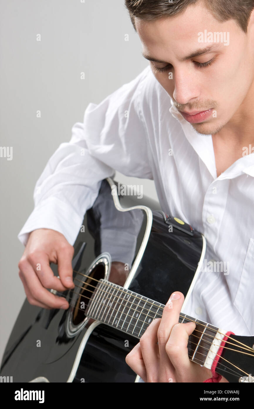 Giovane uomo strimpellare chitarra immagini e fotografie stock ad alta  risoluzione - Alamy