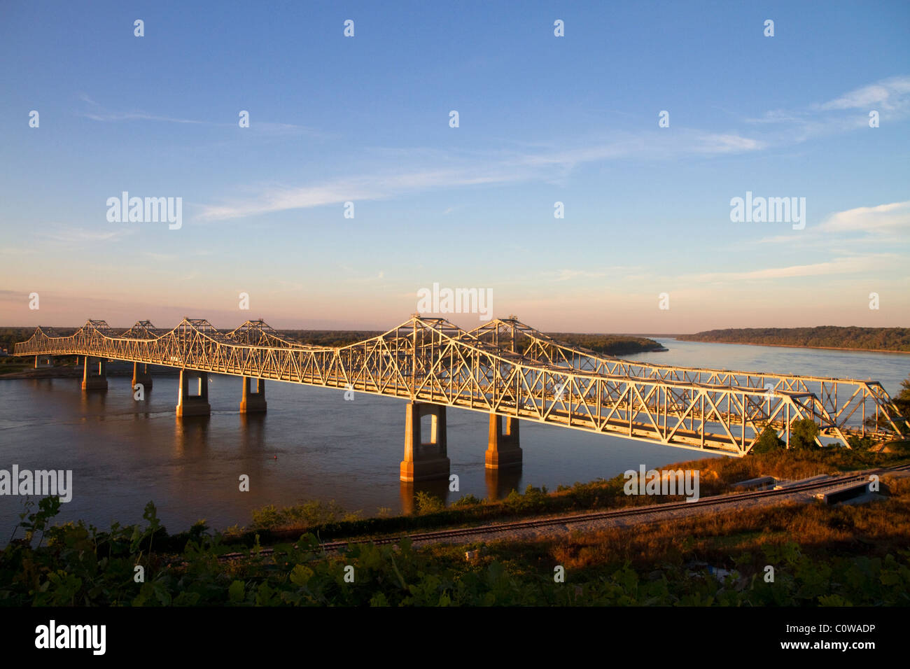 Il Natchez-Vidalia ponti che attraversano il fiume Mississippi tra Vidalia, Louisiana e Natchez, Mississippi, Stati Uniti d'America. Foto Stock