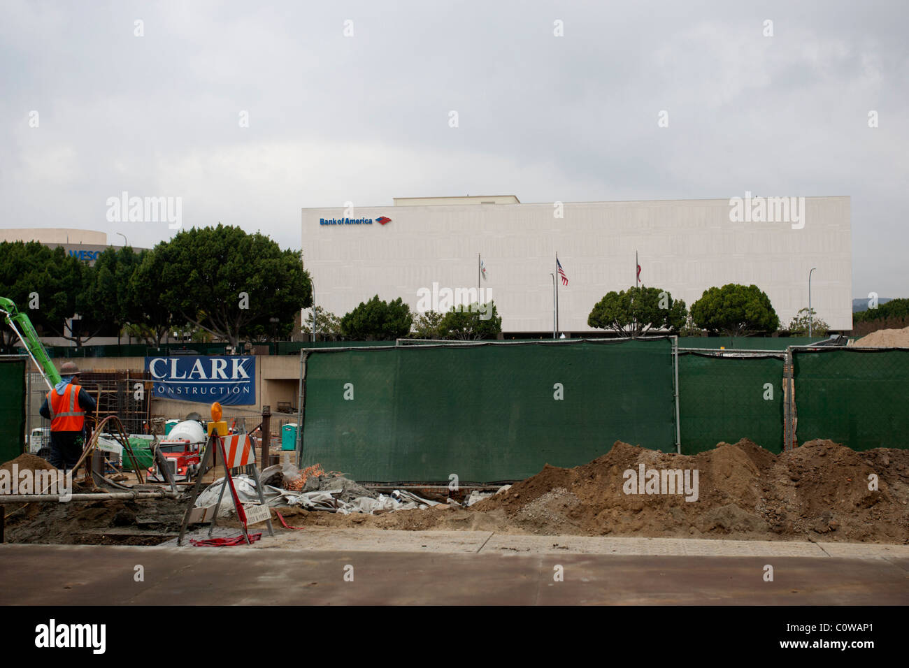 Ripresa a tutto campo della Bank of America edificio con Clark i lavori di costruzione che si svolgono in primo piano, Los Angeles, Stati Uniti d'America. Foto Stock