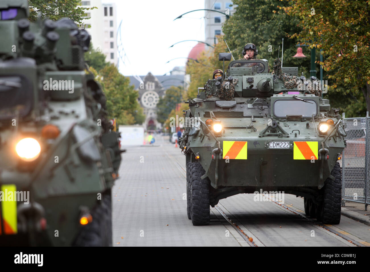 Serbatoi della Nuova Zelanda Defence Force per le strade del centro di Christchurch, Nuova Zelanda dopo il 6.3 terremoto di magnitudine Foto Stock