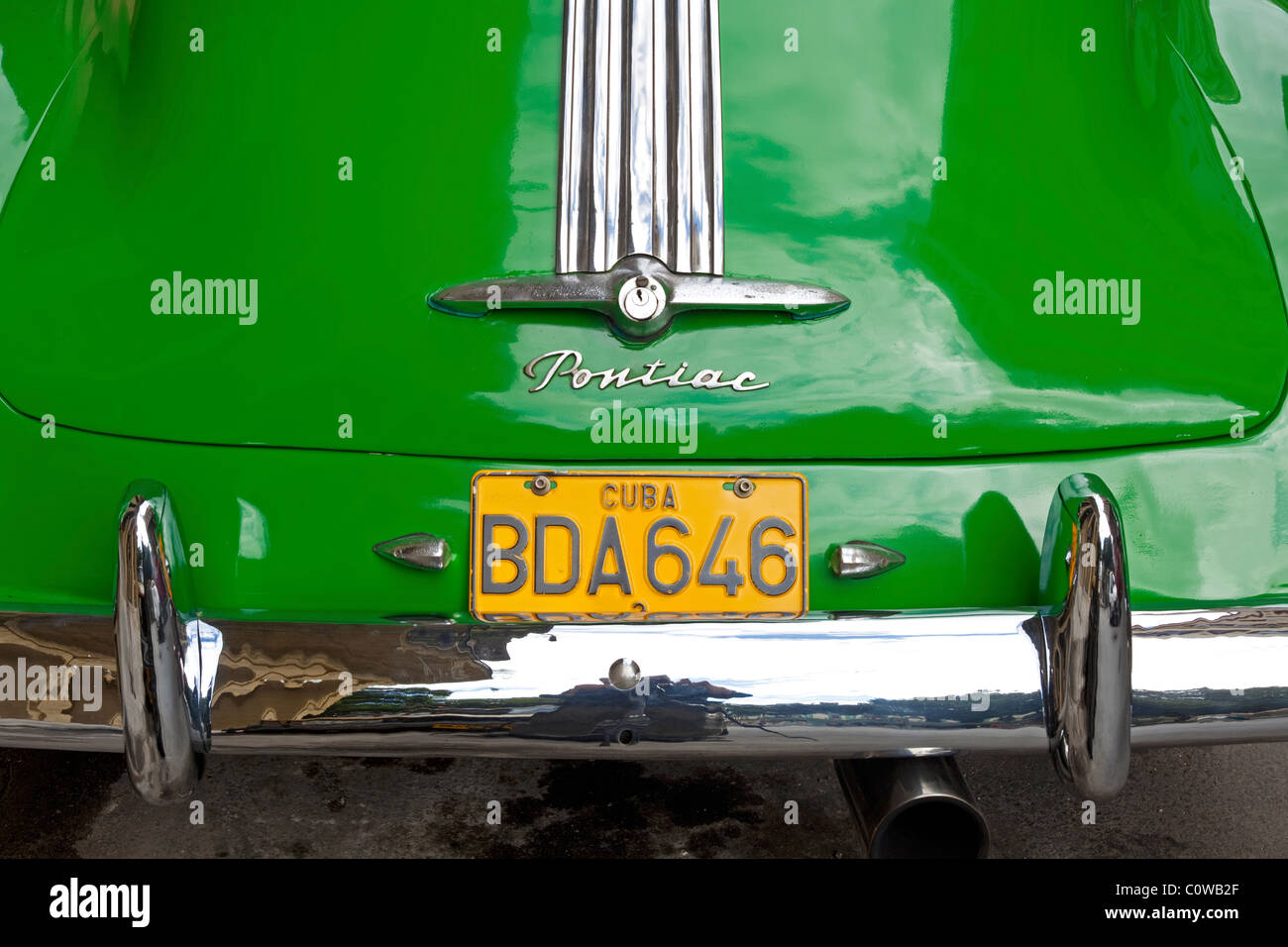Posteriore (dorsale) di1948 Streamliner Pontiac Sedan coupe in Cuba Foto Stock
