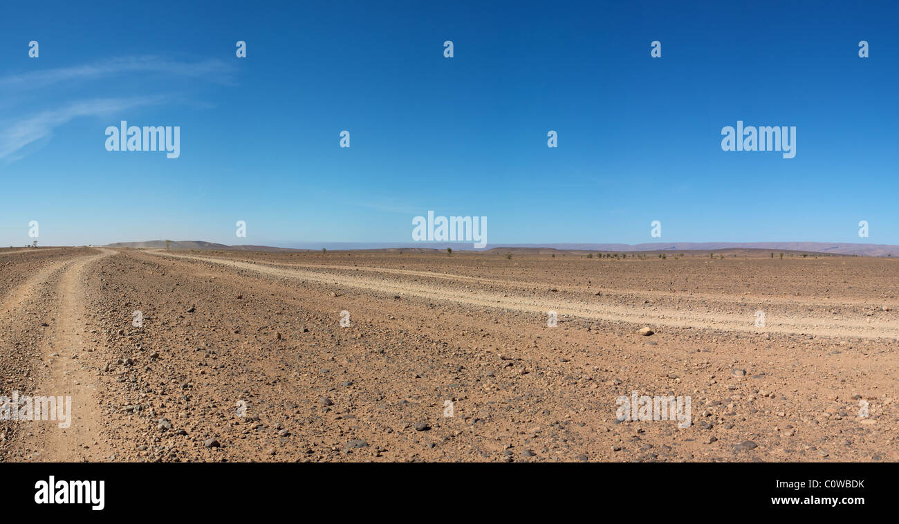 Vista di un paesaggio selvaggio e deserto nel sud del Marocco Foto Stock