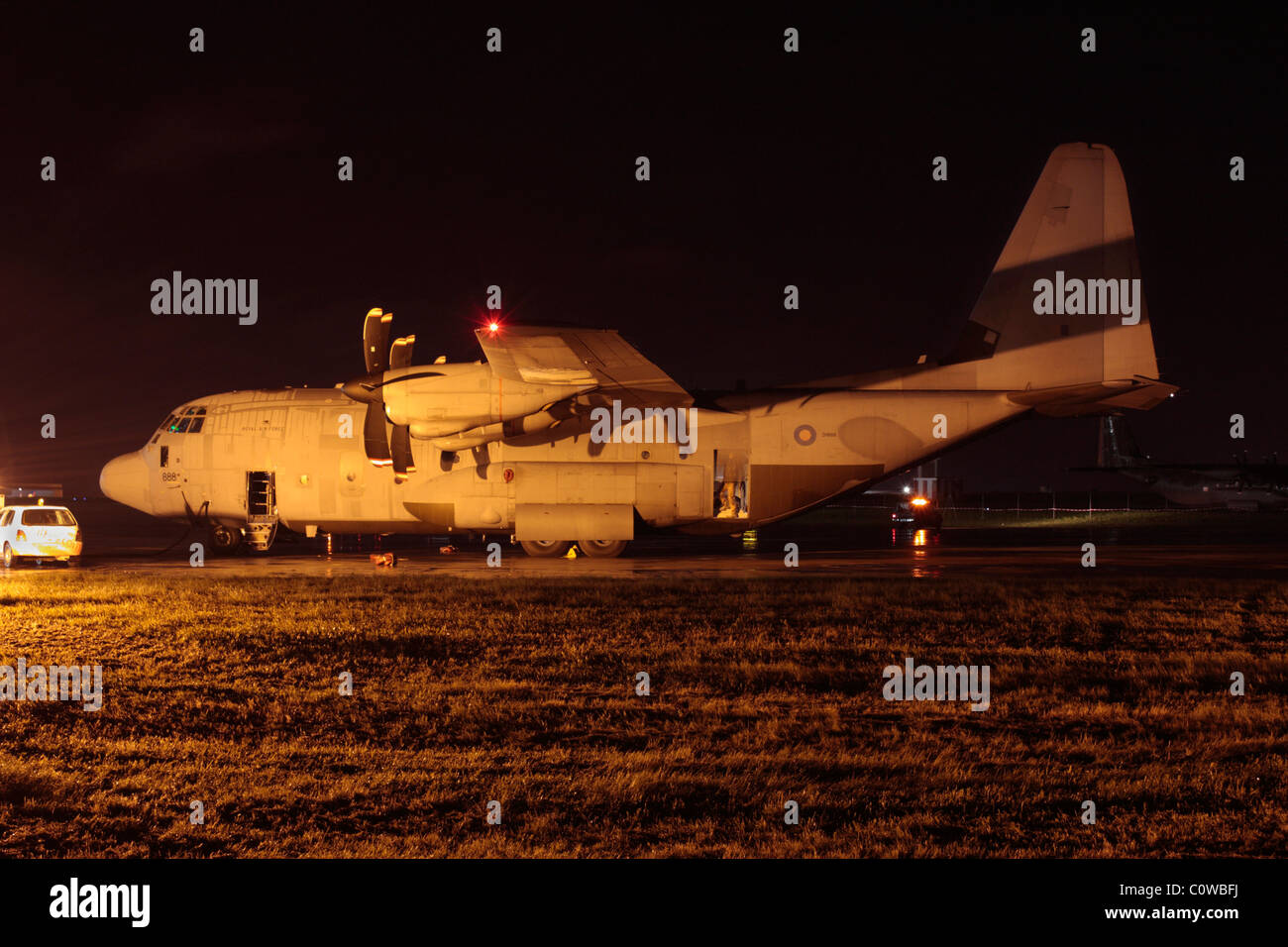 Royal Air Force C-130J Hercules a Malta durante la crisi libica, 26 Febbraio 2011 Foto Stock