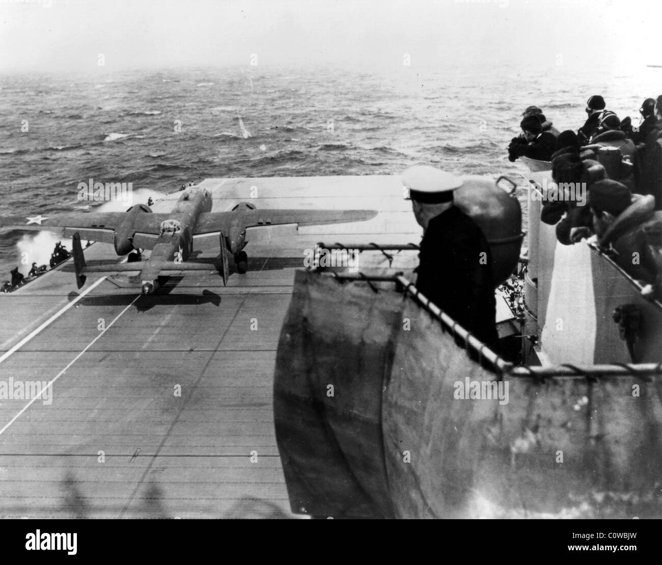 B-25 circa di decollare da una portaerei in qualche luogo nell'Oceano Pacifico. Foto Stock