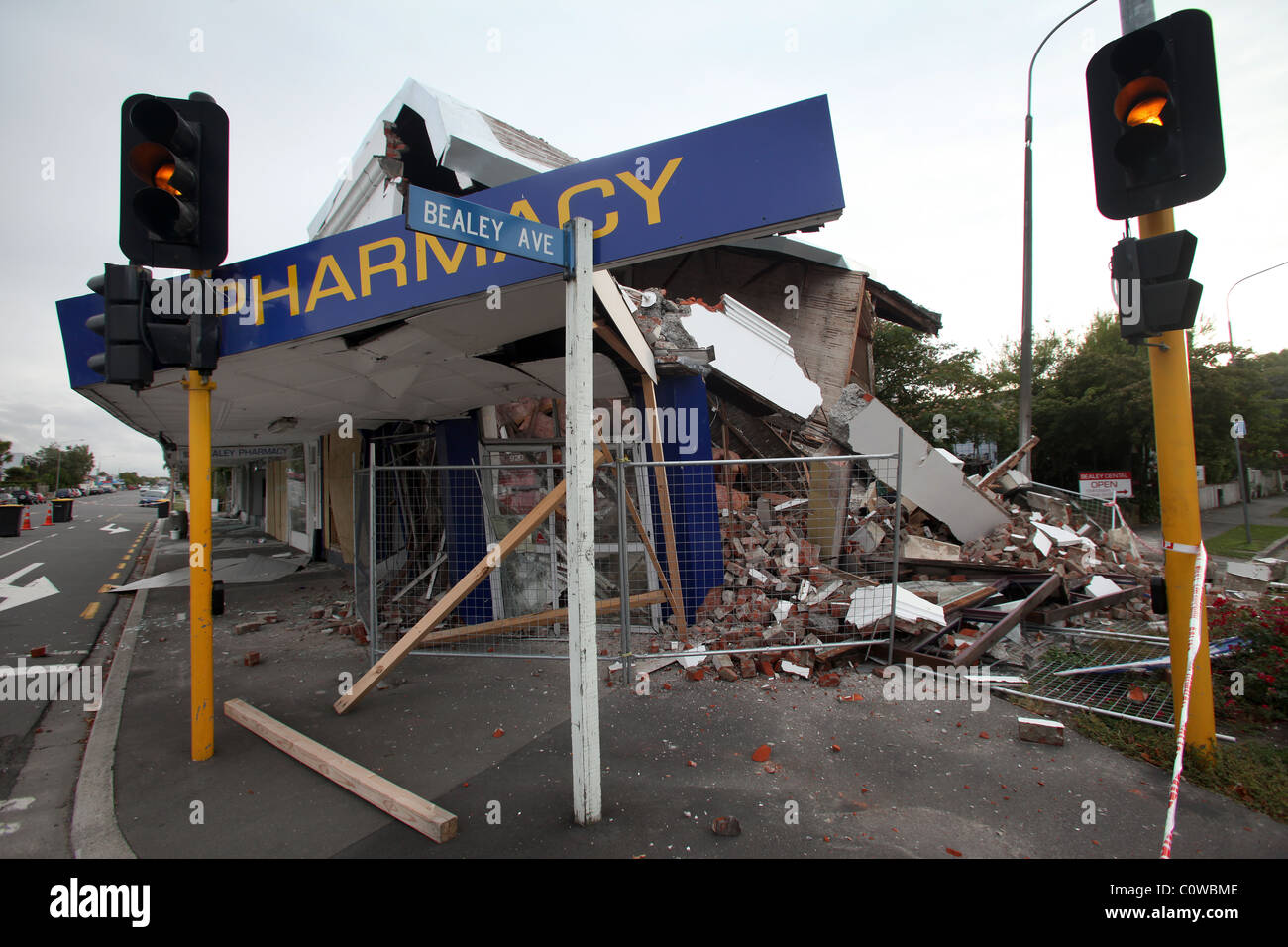 Farmacia collassata sulla Bealey Avenue, Christchurch in Nuova Zelanda dopo il 6.3 terremoto di magnitudine Foto Stock