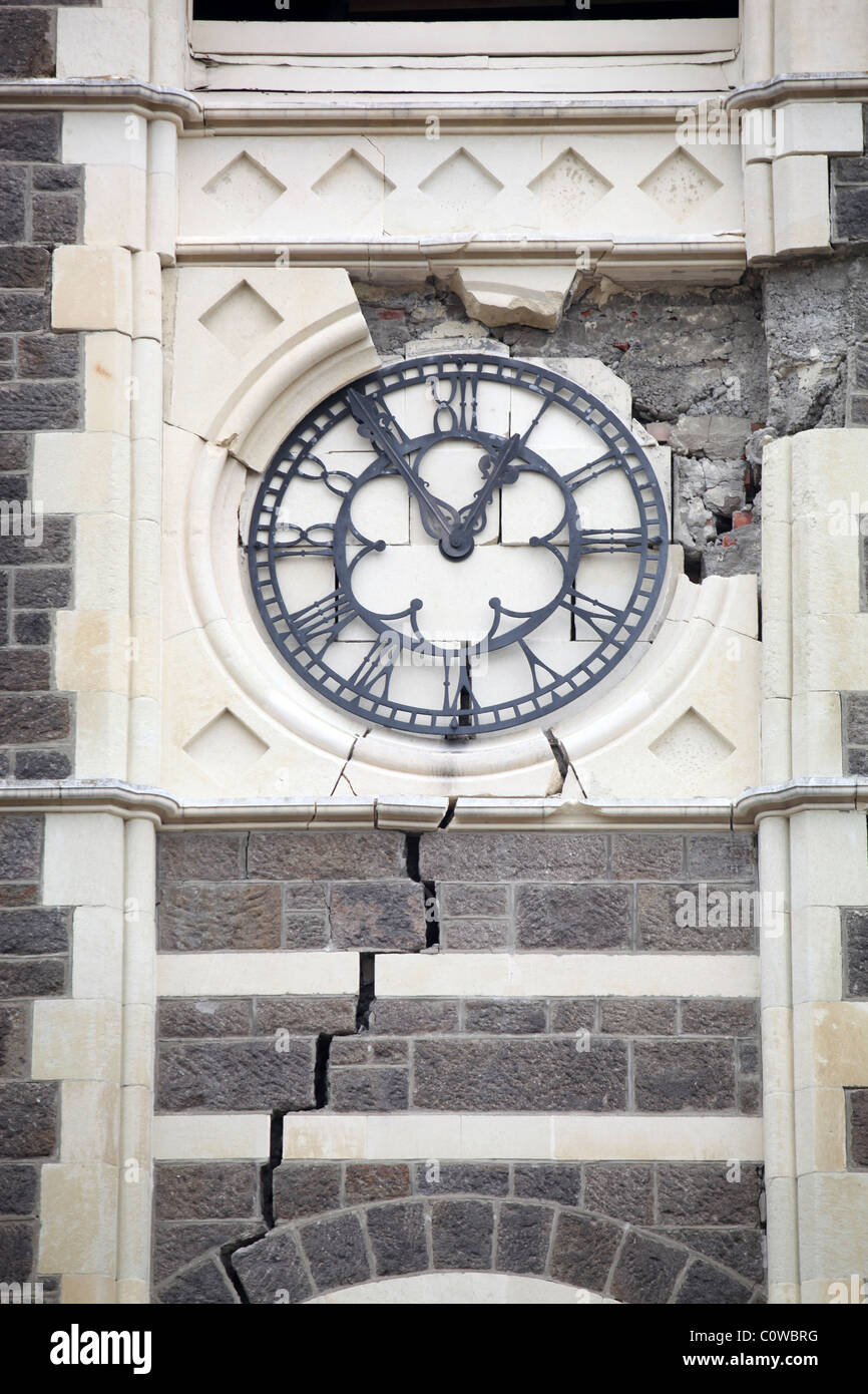 Il clock sul Centro delle Arti, Christchurch in Nuova Zelanda dopo il 6.3 terremoto di magnitudine, arrestato e fratturati. Foto Stock