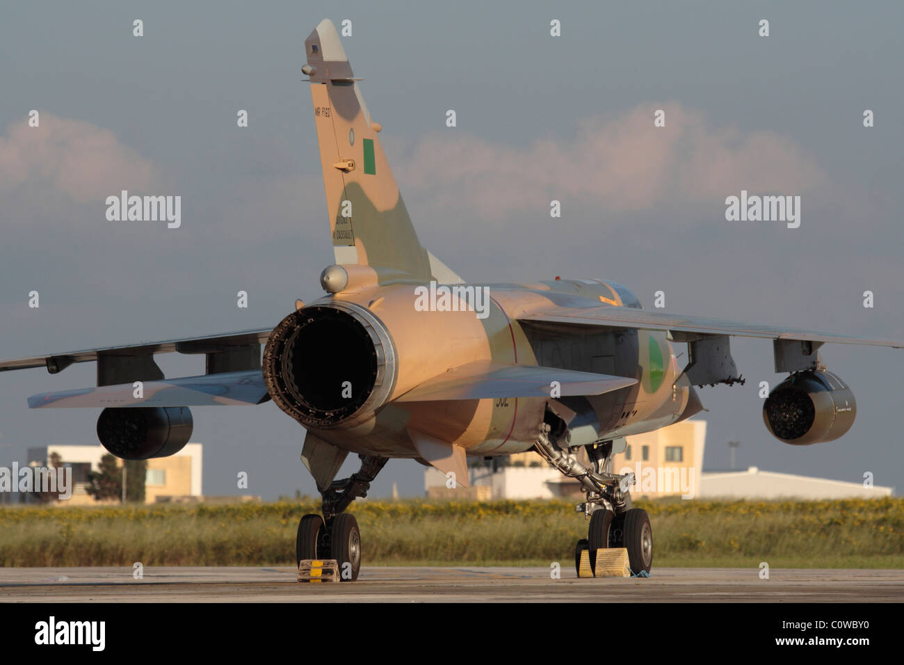 Uno dei due Libyan Air Force Mirage F1s i cui piloti si rifugiarono a Malta il 21 febbraio 2011 durante la rivolta contro Muammar Gheddafi. Foto Stock