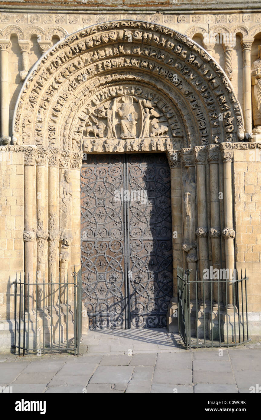 La romanica porta occidentale di Rochester Cathedral in Rochester, Kent, Inghilterra Foto Stock