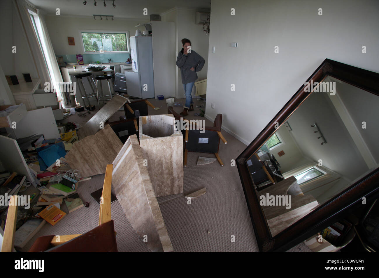 Amanda Lennon nel suo salotto danneggiato dopo il 6.3 terremoto di magnitudine, Sunmer, Christchurch, Nuova Zelanda Foto Stock
