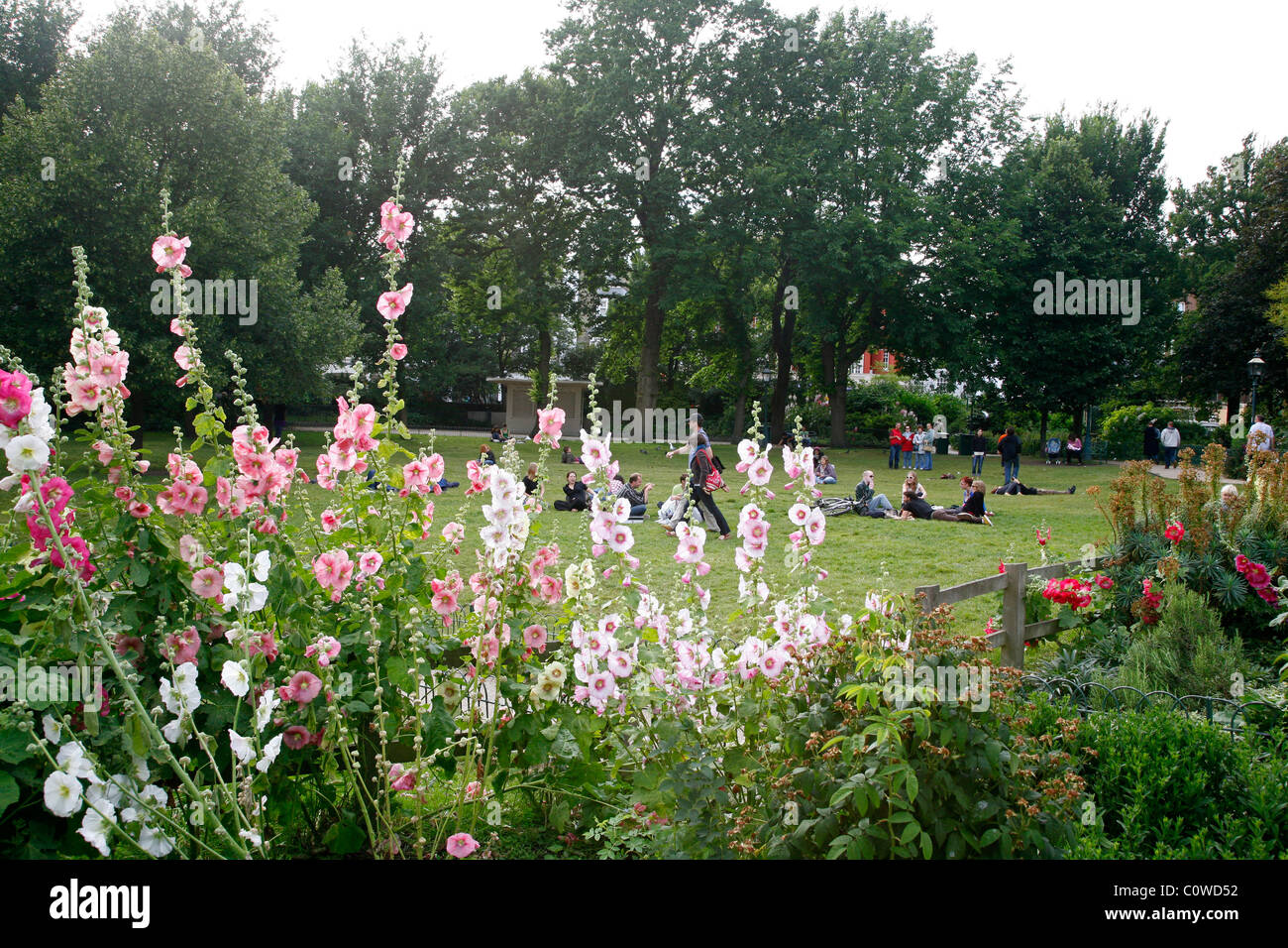 I giovani presso il Royal Pavilion Park, Brighton, Inghilterra, Regno Unito. Foto Stock