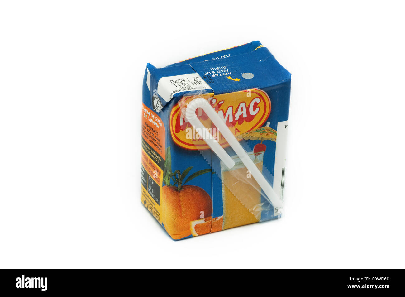 Scatola per succo d'arancia MIC-Mac con paglia, isolata su sfondo bianco, fotografata nelle Azzorre, Portogallo. Foto Stock
