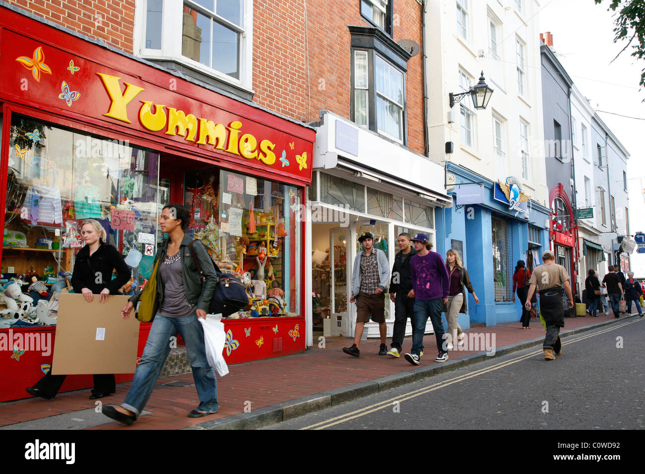 Gardner strada con molti negozi e caffetterie a North Laine, Brighton, Inghilterra, Regno Unito. Foto Stock